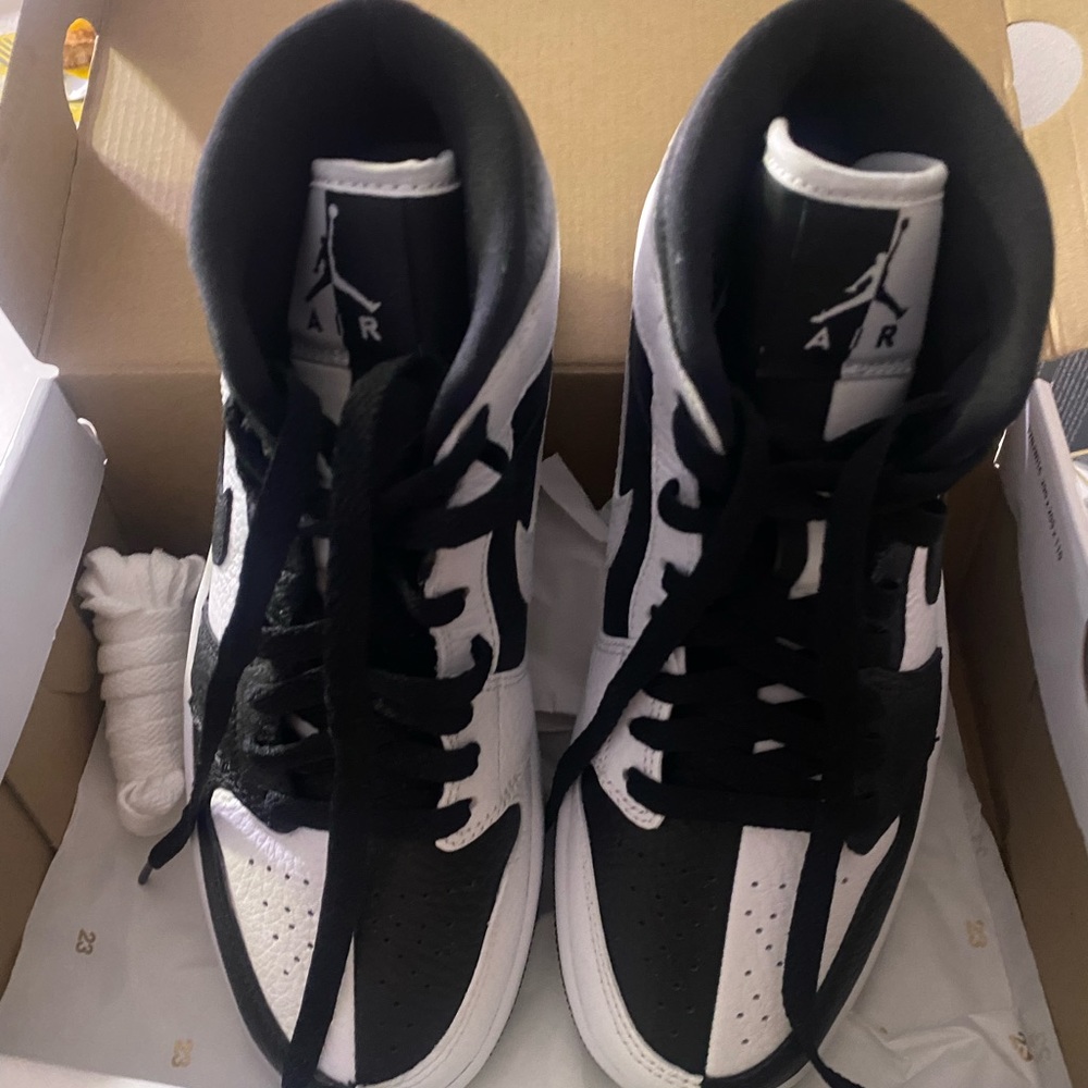 Women’s Mid Air Jordan - NEW IN BOX SIZE 8